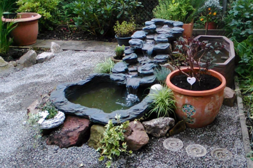 Bassin de jardin avec cascade